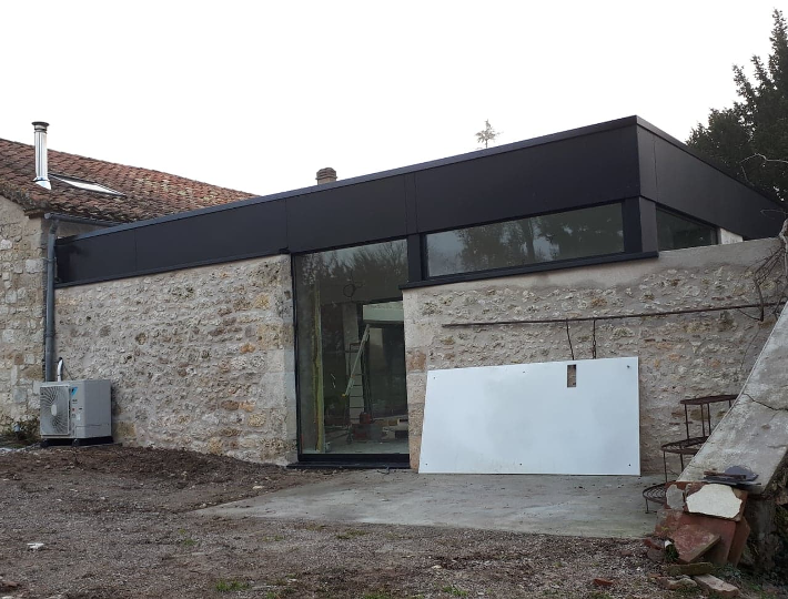 Photo: Extension ossature bois sur une maison en pierre par Comparin