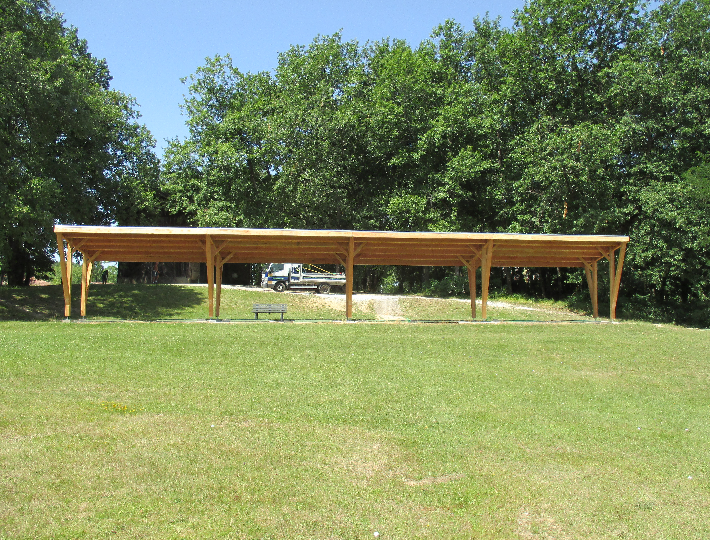 Photo: Construction d'un carport solaire en bois pour un Golf