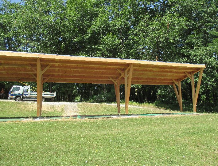 Photo: Construction d'un carport solaire en bois pour un Golf