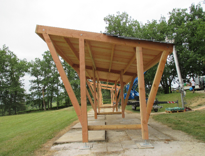 Photo: Construction d'un carport solaire en bois pour un Golf