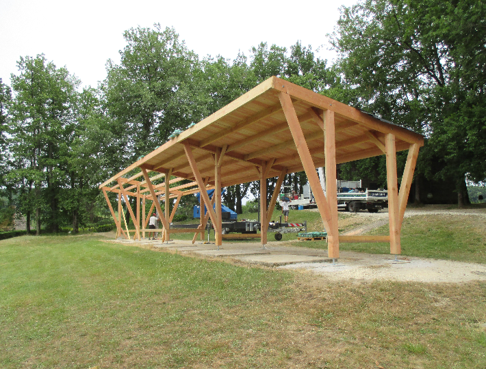 Photo: Construction d'un carport solaire en bois pour un Golf