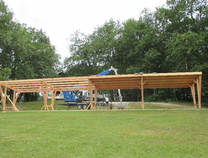 Photo: Construction d'un carport solaire en bois pour un Golf