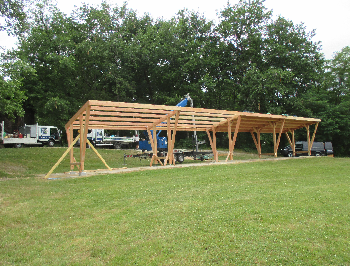 Photo: Construction d'un carport solaire en bois pour un Golf