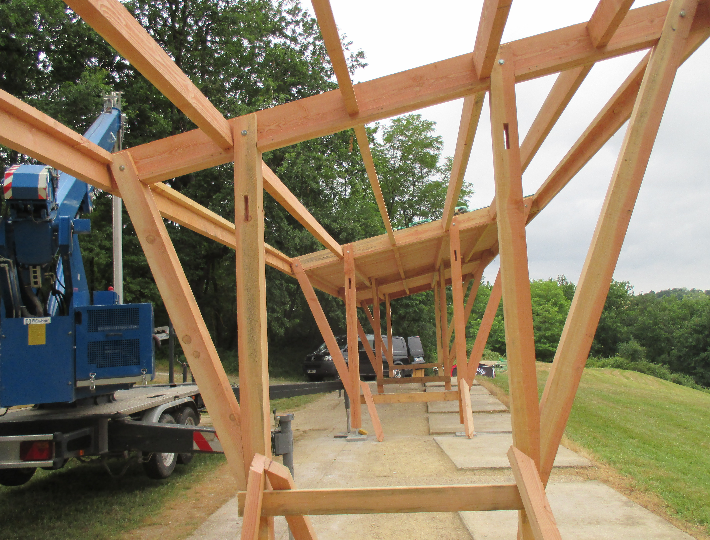 Photo: Construction d'un carport solaire en bois pour un Golf