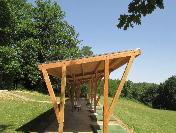 Photo: Construction d'un carport solaire en bois pour un Golf