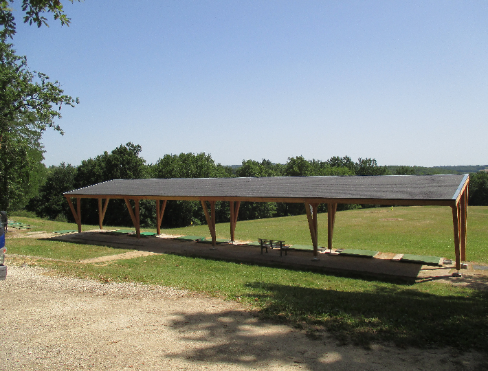 Photo: Construction d'un carport solaire en bois pour un Golf