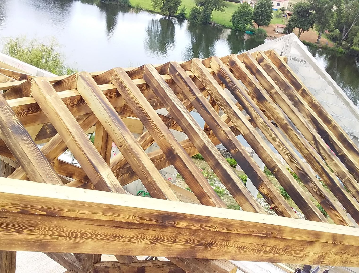 Photo: Charpente traditionnelle, étanchéité membrane EPDM, toiture terrasse, couverture tuiles terre cuite